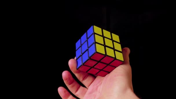 Budapest Ungern Januari 2020 Rubiks Kub Logik Spel Mörk Bakgrund — Stockvideo