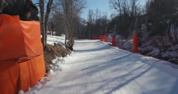 アルプスでスキー 雪の斜面を滑る最初の人物のポイント 容易なルート — ストック動画