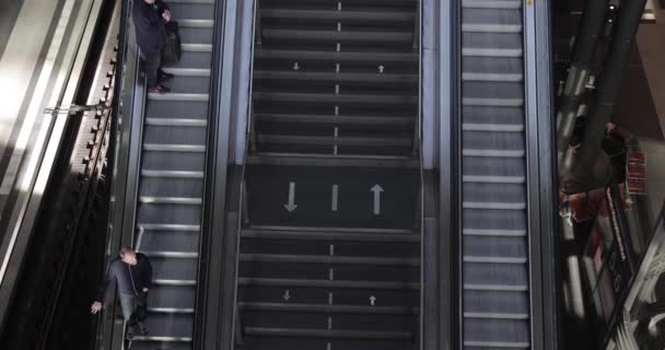 Berlin Németország 2023 Körül Escalators Főpályaudvaron Berlin Hauptbahnhof Néhány Ember — Stock videók