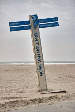 Hoek Van Holland Sahili, Güney Hollanda, Hollanda 'da yön tabelası. Kuzey Denizi 'nin kumlu plajı