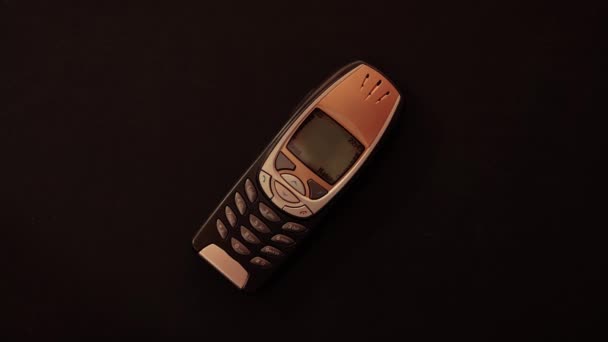 Отримання Sms Повідомлень Старому Мобільному Телефоні Надягається Поверхню Чорного Офісу — стокове відео