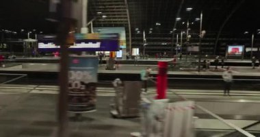 Berlin, Almanya - 21 Ekim 2021: Berlin Hauptbahnhof 'un merkez tren istasyonundan trenle ayrılmak