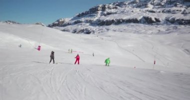 Alpe dHuez, Fransa - 20 Ocak 2022: Alpe dHuez 'de hızlı kayak yapmak, snowboard eğitmeni acemi snowboardculara kolay yamaçta eğitim vermek