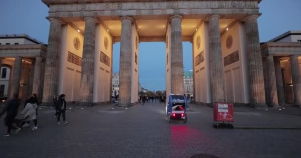 Berlín Německo Října 2022 Procházka Braniborskou Branou Historická Památka Centru — Stock video