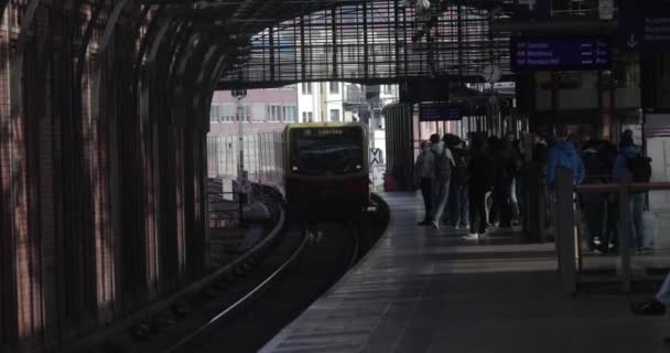 Berlin Tyskland Oktober 2022 Tåg Anländer Till Bahn Station Hackescher — Stockvideo