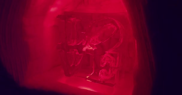 Palavra Amor Esculpido Bloco Gelo Luz Vermelha — Vídeo de Stock