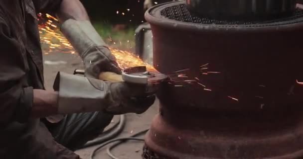 Hurdalıkta Paslı Metal Eserleri Yontuyorsun — Stok video
