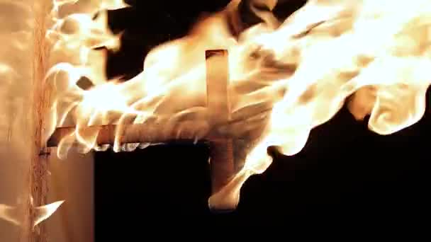 夜间燃烧的十字架上的火焰 在火中点燃 适于垂直录像 — 图库视频影像