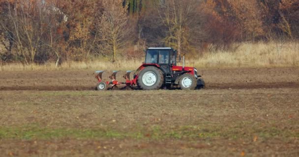 Tiszafured Hongarije Oktober 2022 Tractor Die Landbouwgrond Ploegt Met Schijfploeg — Stockvideo