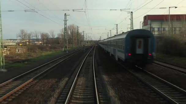 後ろからの眺めの列車の旅ポイント 多くの鉄道線路 田舎駅を出る列車 — ストック動画