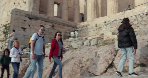 希腊雅典 2023年4月23日 雅典雅典卫城的古柱 古希腊文明的地标 游客参观这个受欢迎的地标 — 图库视频影像
