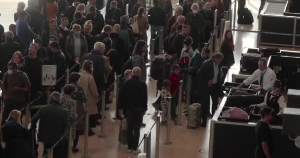 2022年10月20日 ベルリン ブランデンブルク国際空港のカウンターに列をなして立っている人 忙しい一日のフライトのための混雑した出発ホール — ストック動画