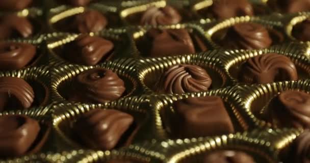 Schachtel Mit Bonbons Aus Schokolade Auf Einem Tisch Der Sich — Stockvideo