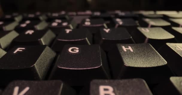 コンピュータのキーボードのクローズアップカメラのスライダープローブレンズ キーのマクロ ゆっくりと押し込む — ストック動画