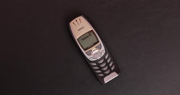 Budapeste Hungria Janeiro 2021 Recebendo Mensagem Sms Telefone Nokia 6310I — Vídeo de Stock