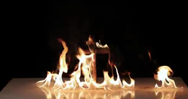 Flammor Ett Brinnande Kors Lyser Klart Natten — Stockvideo