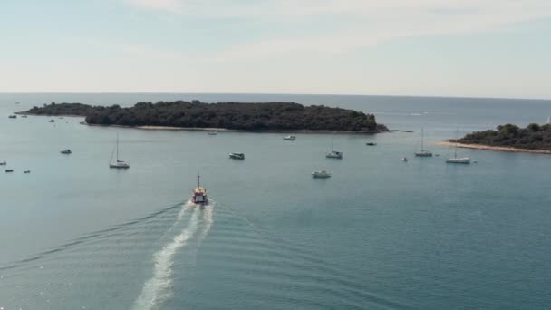 位于克罗地亚波拉乌维拉附近的地中海海湾的空中景观 夏天航行的船 阳光灿烂的天气 无人驾驶飞机镜头 — 图库视频影像