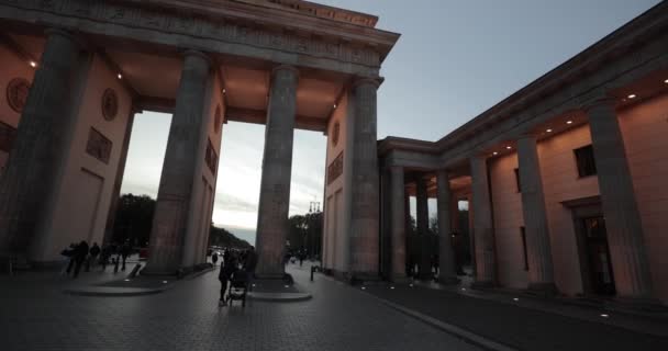 ベルリン ドイツ 2022年10月22日 ブランデンブルク門 歴史的なランドマークの詳細ベルリン 夜遅くのモニュメント ストリートの観光客と — ストック動画
