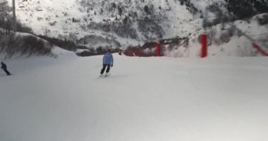 Alplerde kayak yaparken, kayak pistinde vibratörle atış yap.