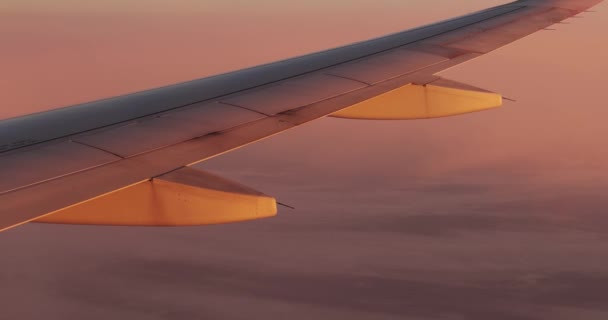 黎明时分 飞机窗前的景色在飞行 温暖的日出的阳光在翅膀上摇曳 — 图库视频影像