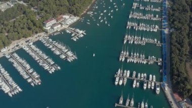 Hırvatistan 'ın Pula Marina kentinde pek çok yelkenli için liman manzarası