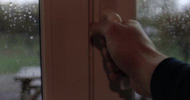 Pencere camında yağmur damlaları akıyor, dışarısı kasvetli.