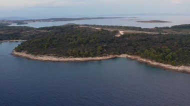 Hırvat deniz kıyıları akşam üzeri Kamenjak Burnu 'nun Premantura kentinde hava manzaralı