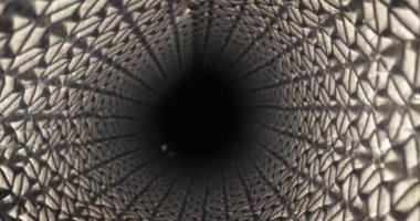 Gelecekçi görünümlü metal şebeke borusu, delikten geçen kamera.