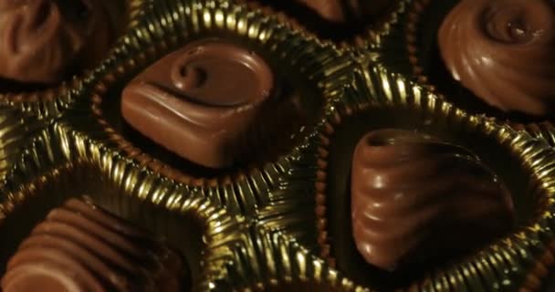 クローズアップ回転テーブル上のチョコレートボンボンキャンディの箱 — ストック動画