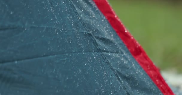 Σκηνές Ένα Κάμπινγκ Στην Βροχή Που Πέφτει — Αρχείο Βίντεο