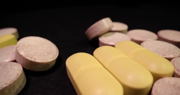 Gyógyszer Vagy Gyógyszer Tabletták Fekete Felületen Forognak Jogdíjmentes Stock Videó