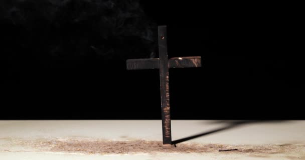 燃烧的十字架上的火焰 燃烧后烧焦的黑灰 — 图库视频影像