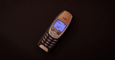 Budapeşte, Macaristan - 10 Ocak 2021: Klasik Nokia 6310i cep telefonu, patron Nokia ses tonunu sınıflandırmak için arıyor. Numara şu anda servis dışı. Cevap yok