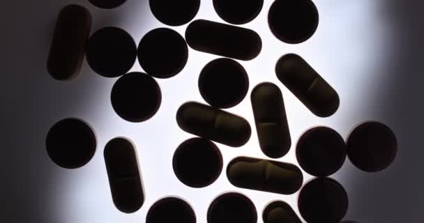 Medicijnen Medicijnen Pillen Spinnen Een Transparant Oppervlak Met Achtergrondlicht Donkere — Stockvideo