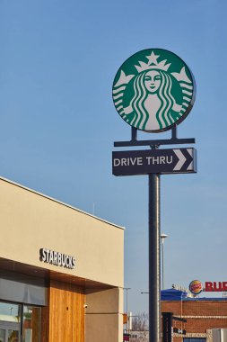 Budapeşte, Macaristan - 2 Ocak 2024: Market Central Ferihegy 'deki bir Starbucks kafenin logosu, Aralık 2023' te Macaristan 'da açılan ilk kafe.