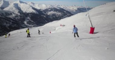 Alplerde kayak yaparken, sahneyi takip et.