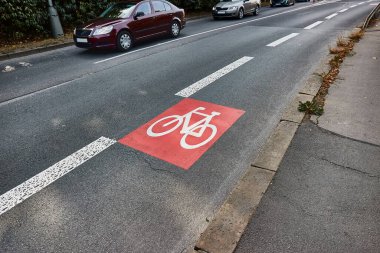Yol asfalt yüzeyinde bisiklet yolu işareti