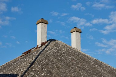 Bir evin çatısındaki baca.