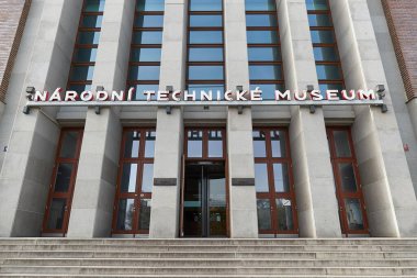 Prag, Çek Cumhuriyeti - 2 Nisan 2024: Prag 'daki Ulusal Teknik Müze' nin ön cephesi ve girişi