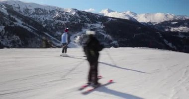 Alplerde kayak yapmak, çekimleri hareketli, dağ manzaralı, kış manzaralı takip etmek
