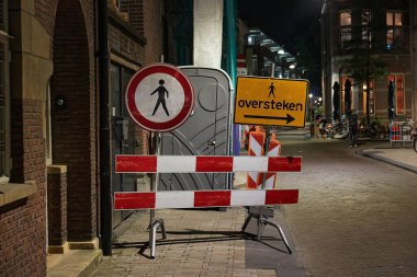 İnşaat, gece yürüyüşü şehir manzarası nedeniyle kaldırımlar kapalı.