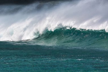 Rüzgardaki büyük deniz dalgaları, fırtınalı okyanus büyük fırtına