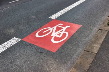 Yol asfalt yüzeyinde bisiklet yolu işareti