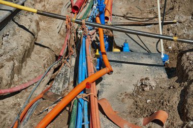 Şehir yeniden inşa alanı, yeraltı kabloları ve inşaat halindeki borular bir şehir caddesinde