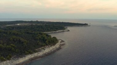 Hırvat deniz kıyıları akşam üzeri Kamenjak Burnu 'nun Premantura kentinde hava manzaralı