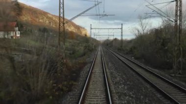Tren yolculuğu bakış açısı son vagonun arkasından, demiryolu rayları.