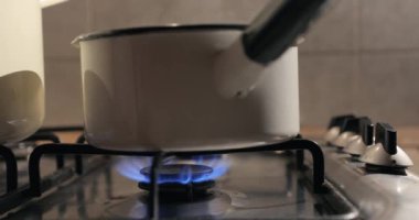 Gaz ocağında pişirme, tencere ve tencereden yükselen buhar