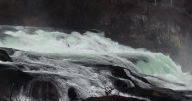 İsviçre, Ren Şelalesi 'nde şelale, Avrupa' nın en yüksek akış oranı, Schaffhausen, 4k 60 fps 'den yavaş çekim.