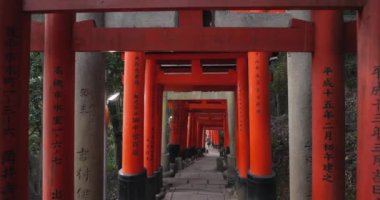 Kyoto, Japonya - 20 Eylül 2018: Japon tapınağında Tori kapıları ve taş sunaklar, Fushimi Inari Taisha