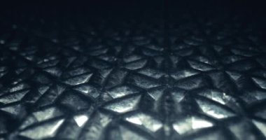 Metal ızgara yansıtan ışık, kamera hareketi, engebeli üç boyutlu yüzey, geometrik yapı, geleceksel yapı